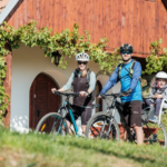 Za vínem, výhledy i folklorem: Májové putování Modrými Horami zve cyklisty i pěší